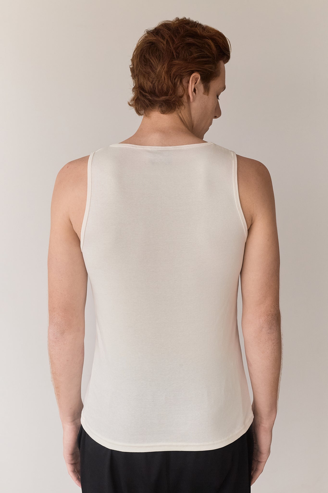 bividi de algodon organico para hombre color hueso espalda