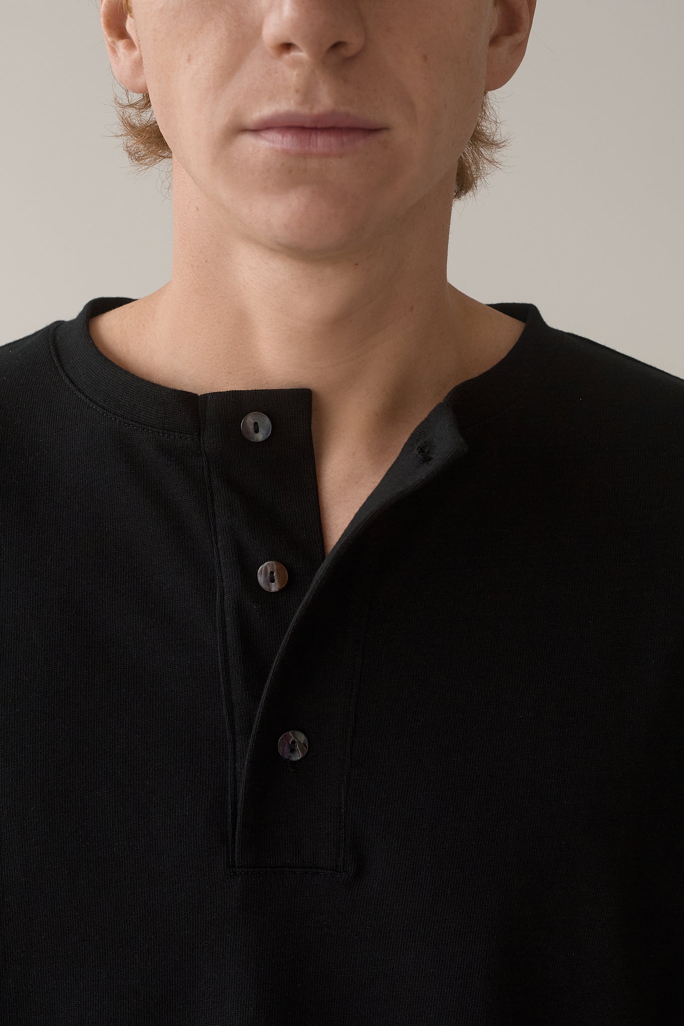 henley algodon pesado para hombre color negro cuello abierto