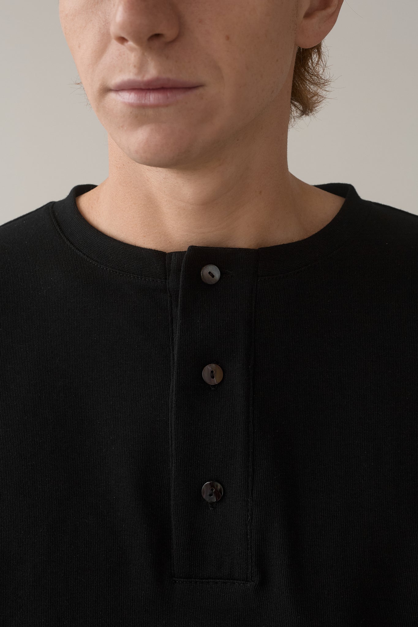 henley algodon pesado para hombre color negro detalle botones