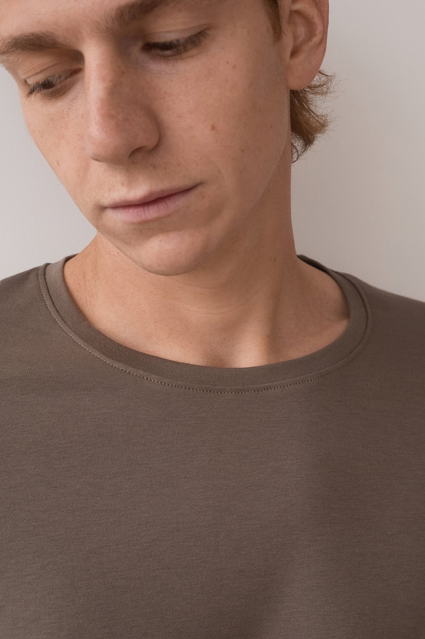 polo algodon organico hombre color marron cuello redondo