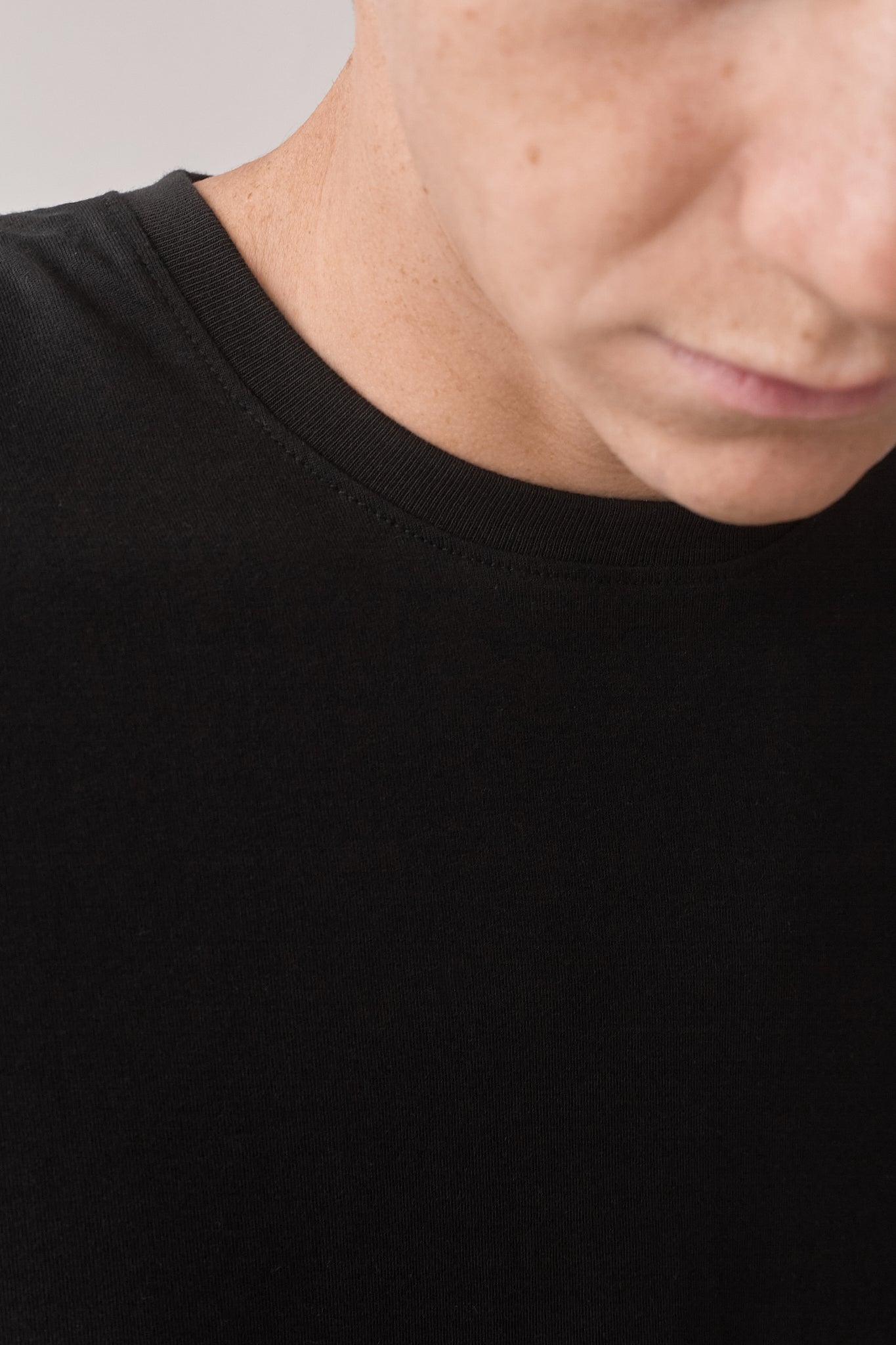 polo algodón 100% organico PIMA hombre color negro detalle cuello redondo